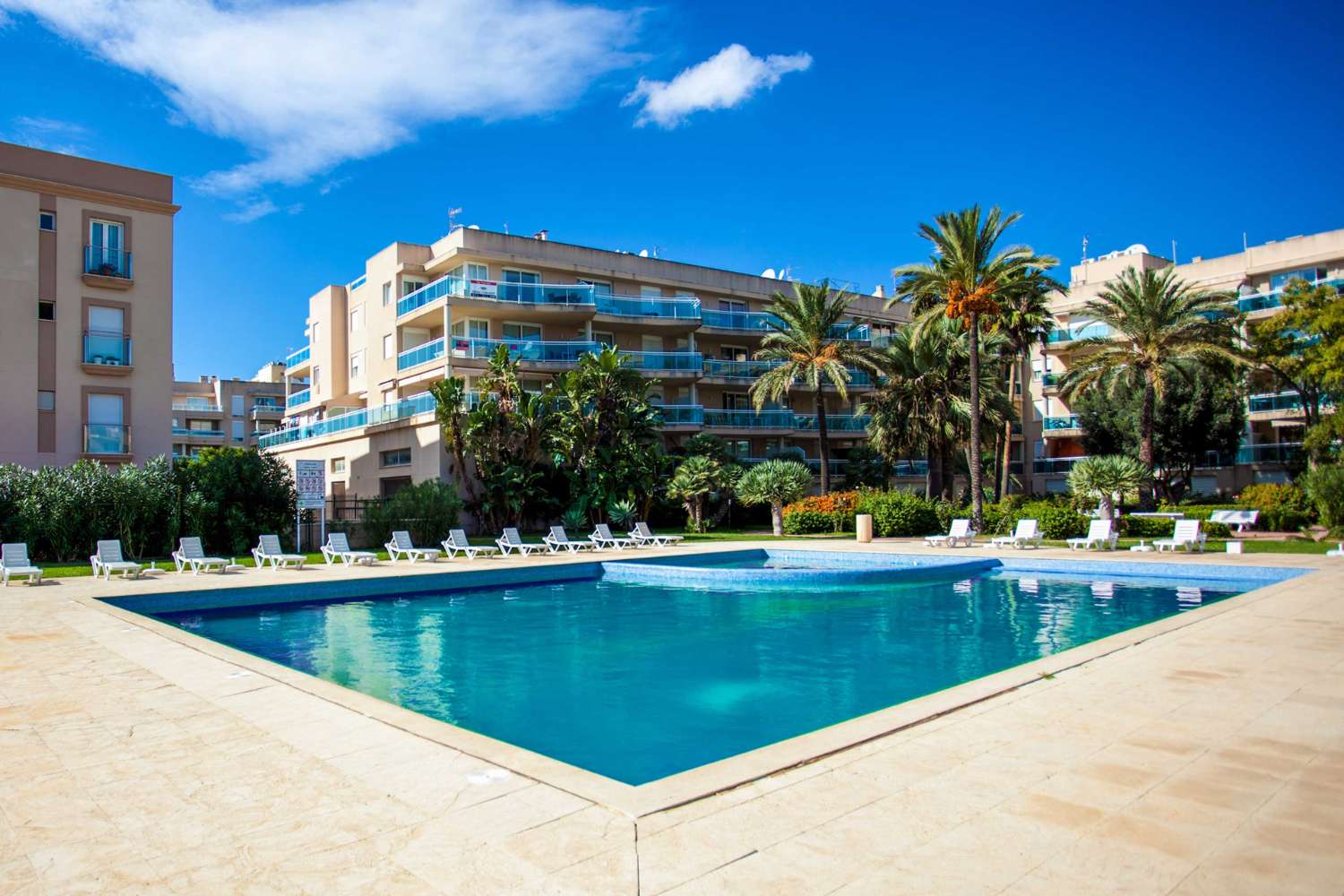2 makuuhuoneen huoneisto merinäköalalla myytävänä Playa d'en Bossa, Ibiza