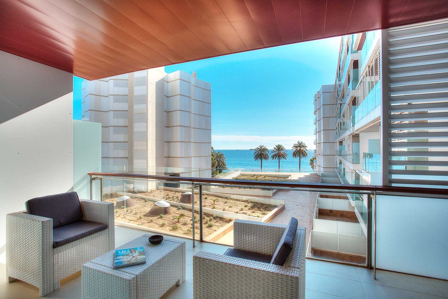 Fantastisch appartement met frontaal zeezicht, te koop in Playa d'en Bossa, Ibiza