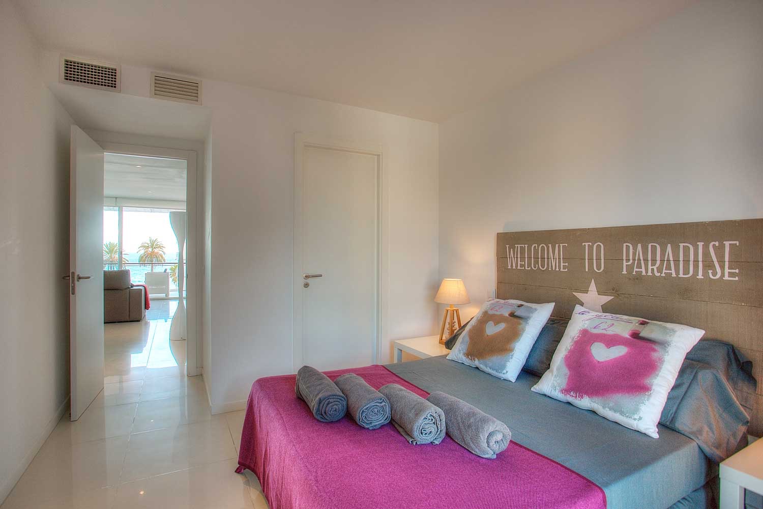 梦幻般的公寓，享有正面海景，在伊维萨岛的普拉亚登博萨出售