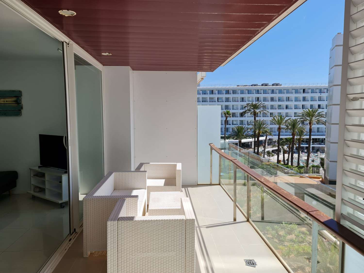 Piso con vistas al mar en venta en residencia con piscina, frente a la playa, Ibiza