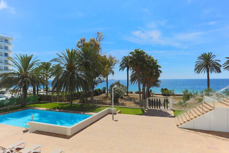 Precioso apartamento con vistas al mar en residencia frente a la playa en Playa d'en Bossa