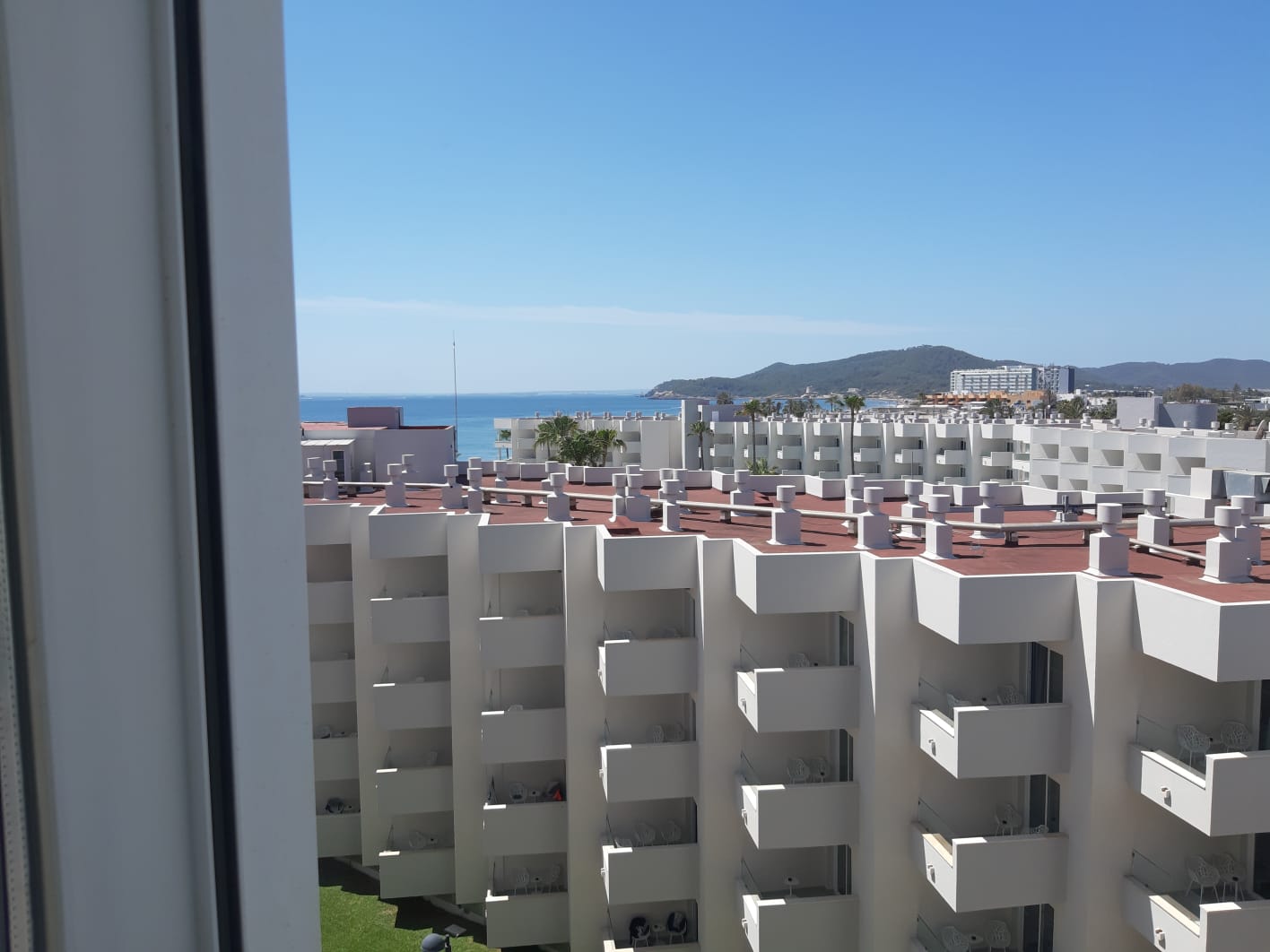 Precioso apartamento con vistas al mar en residencia frente a la playa en Playa d'en Bossa