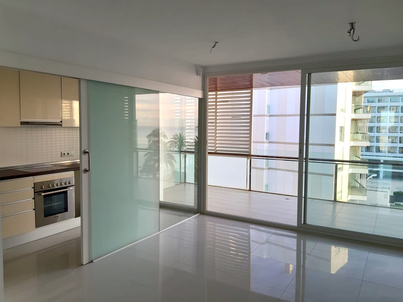 Mooie eerste lijn appartement met groot potentieel, te koop in Bossa del Mar, Ibiza