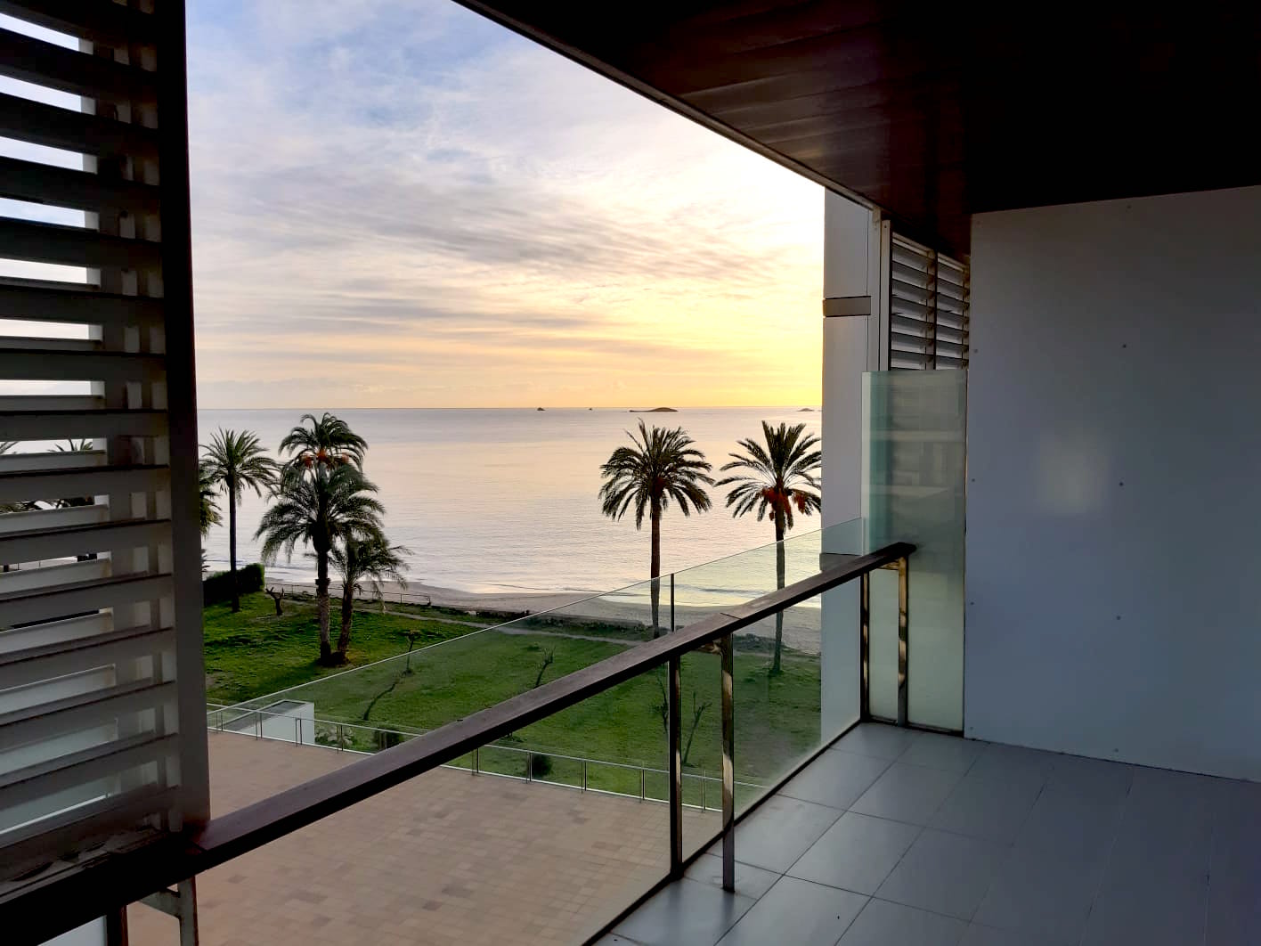 Precioso piso en primera línea con gran potencial, en venta en Bossa del Mar, Ibiza
