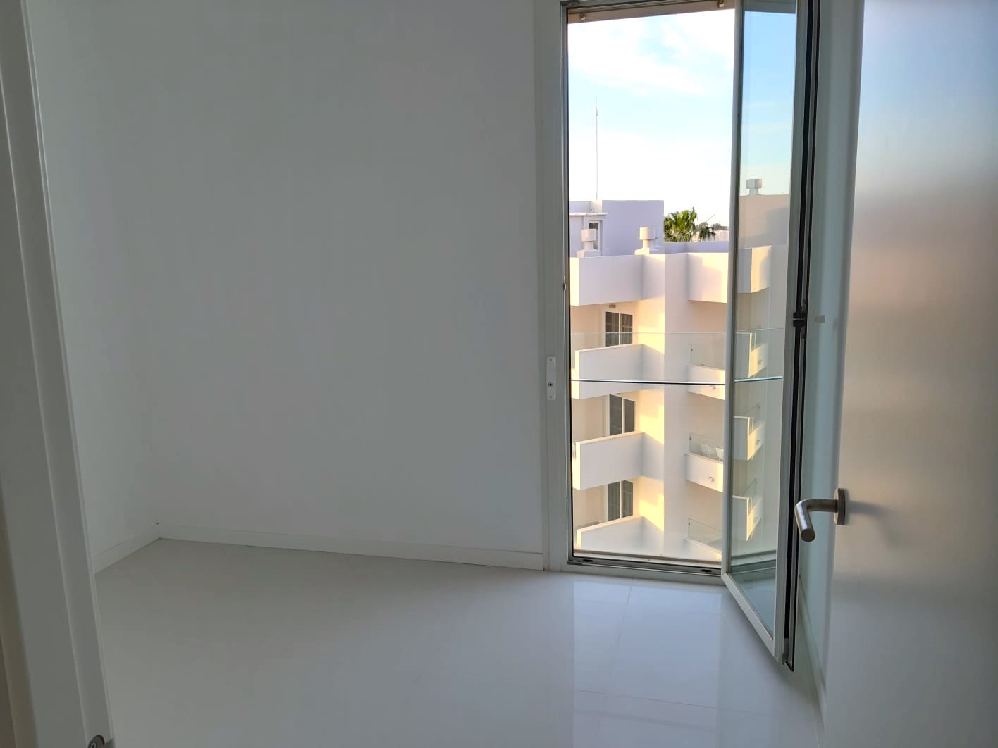 Mooie eerste lijn appartement met groot potentieel, te koop in Bossa del Mar, Ibiza