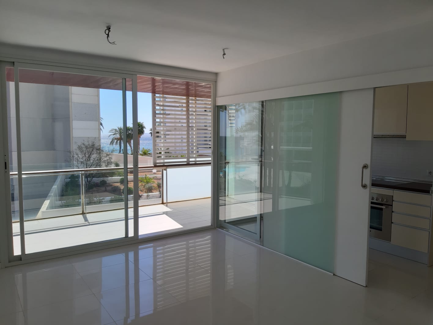 Ihana 2 makuuhuoneen huoneisto modernissa asunnossa merelle päin Playa d'en Bossassa, Ibizalla