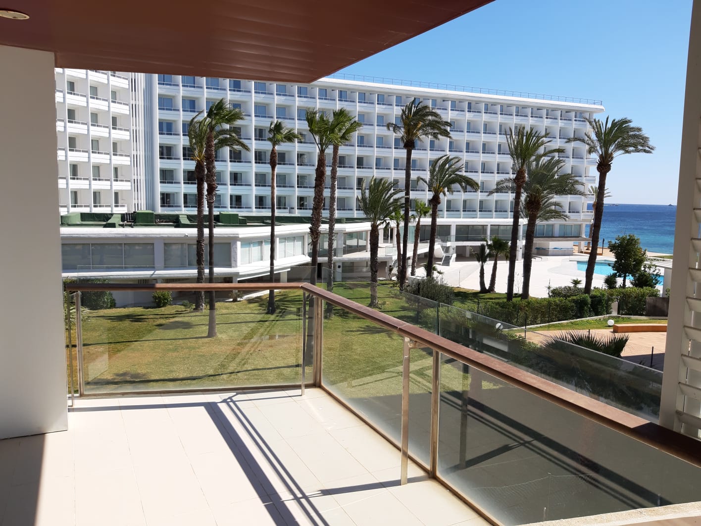 Schöne 2-Zimmer-Wohnung in moderner Residenz mit Blick auf das Meer in Playa d'en Bossa, Ibiza