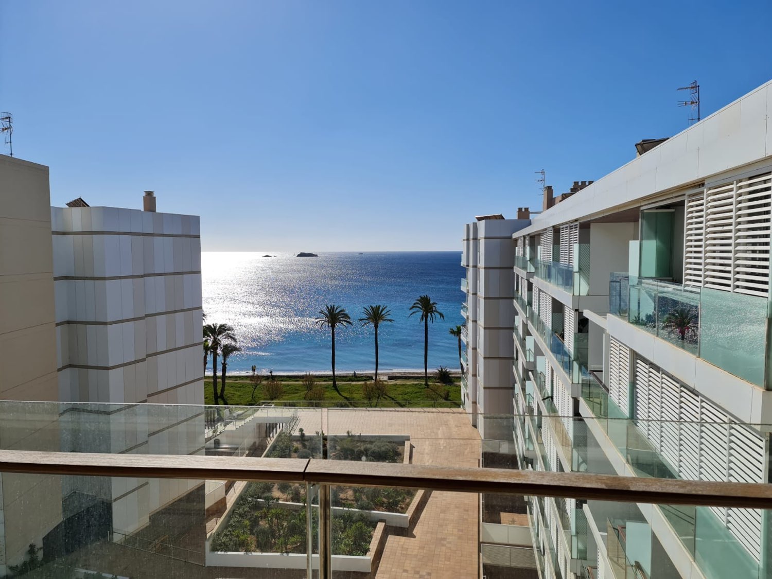 Top floor apartment with stunning views to the sea
