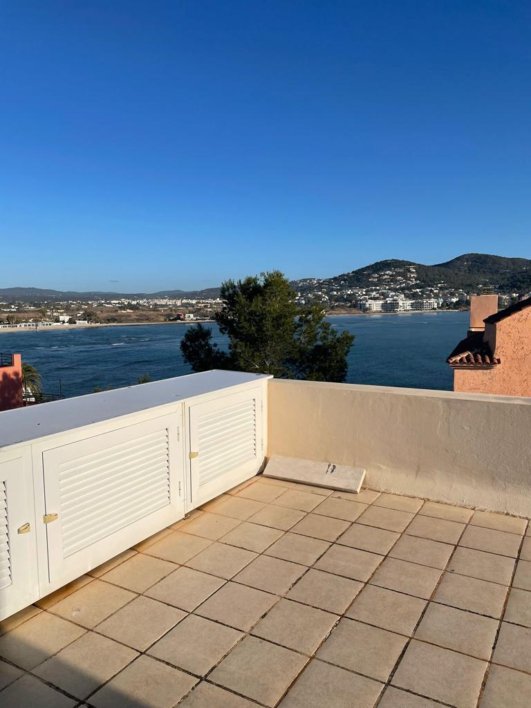 Amplia casa pareada con preciosas vistas al mar en Isla Plana, Ibiza