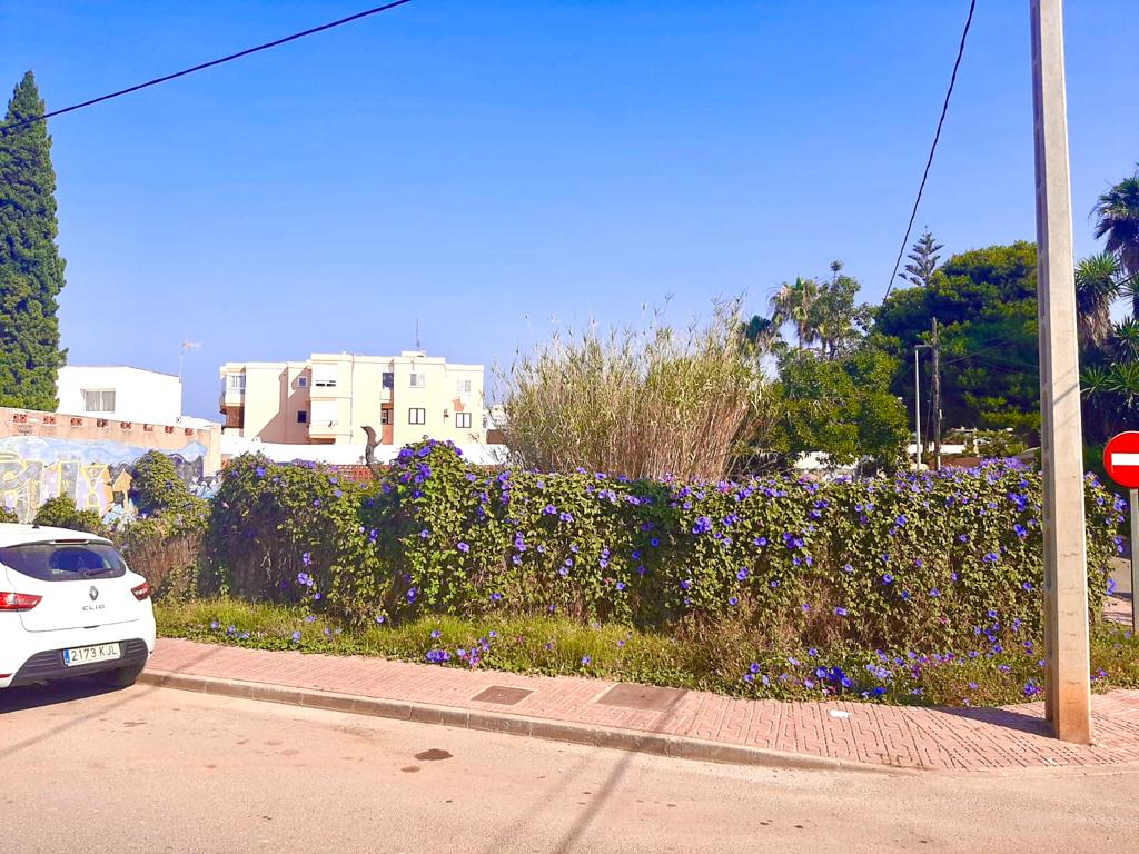 Solar urban edificable en venta en Playa d'en Bossa, Ibiza