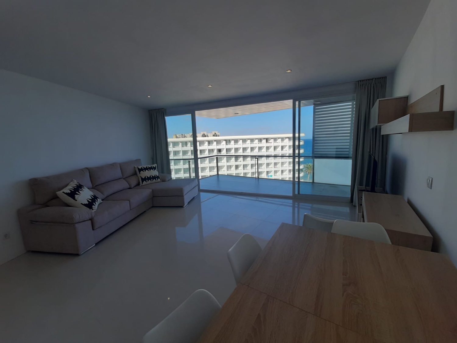 Fantástico piso con vistas frontales al mar, en venta en Playa d’en Bossa, Ibiza