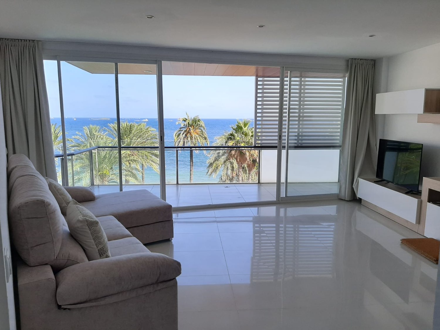 Moderno piso de lujo en la primera línea de la playa en venta en la exclusiva residencia Bossa del Mar