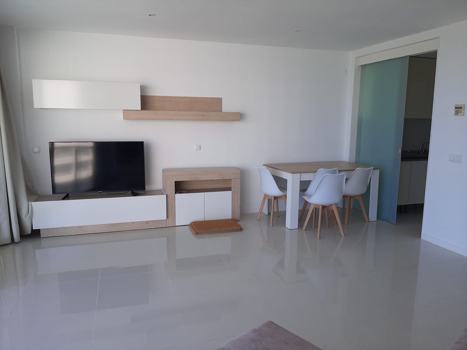 Moderno piso de lujo en la primera línea de la playa en venta en la exclusiva residencia Bossa del Mar