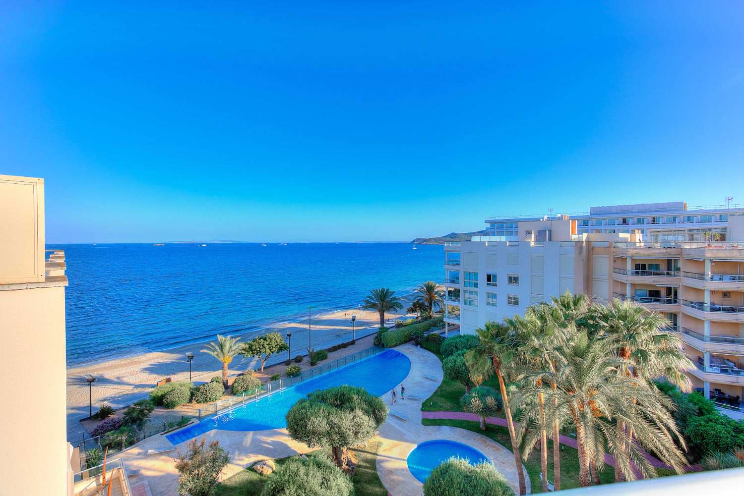 Ample 3 bedroom penthouse with fabulous sea views in Playa d'en Bossa