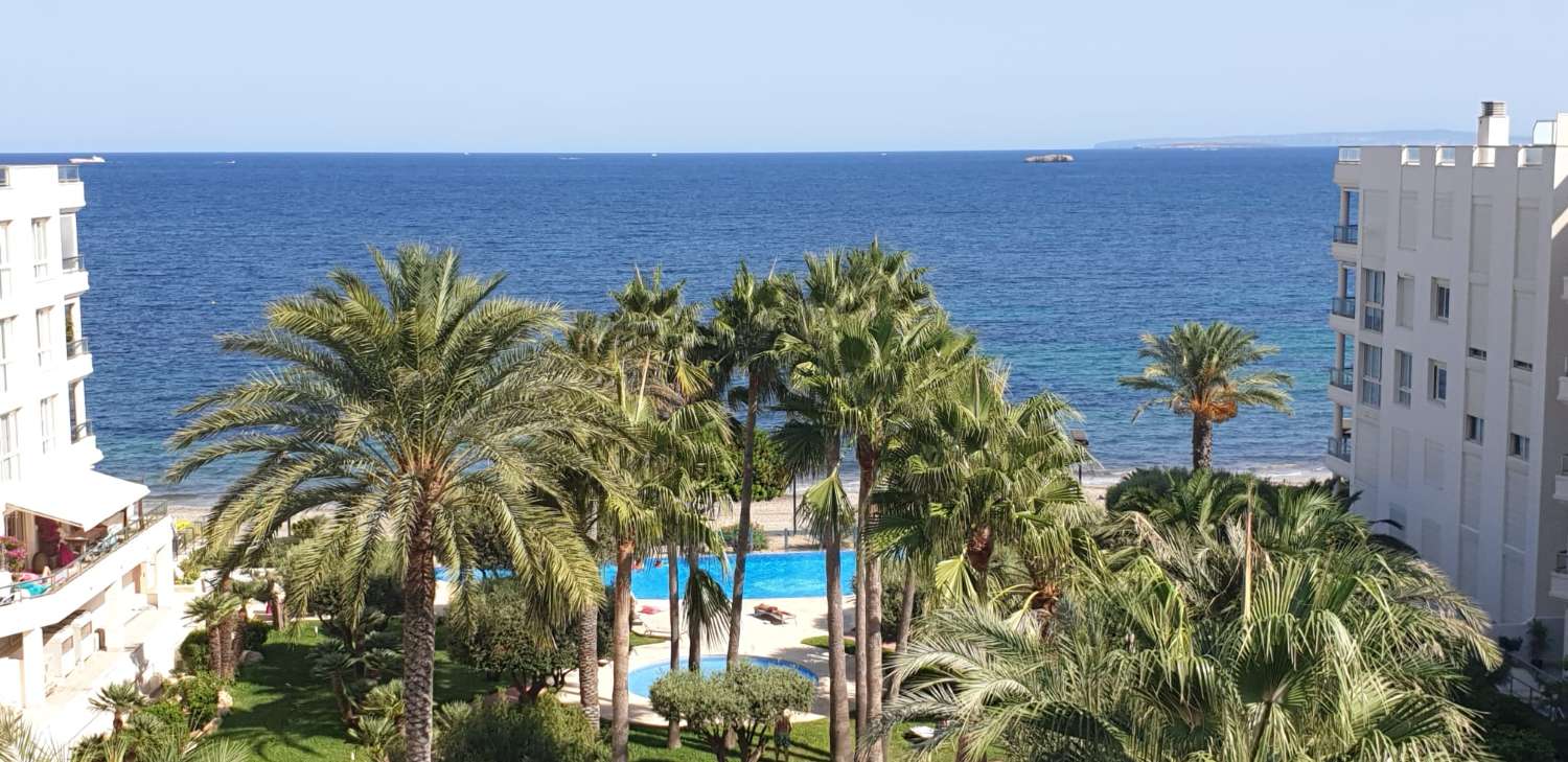 Amplio ático de 3 dormitorios con fabulosas vistas al mar en Playa d'en Bossa