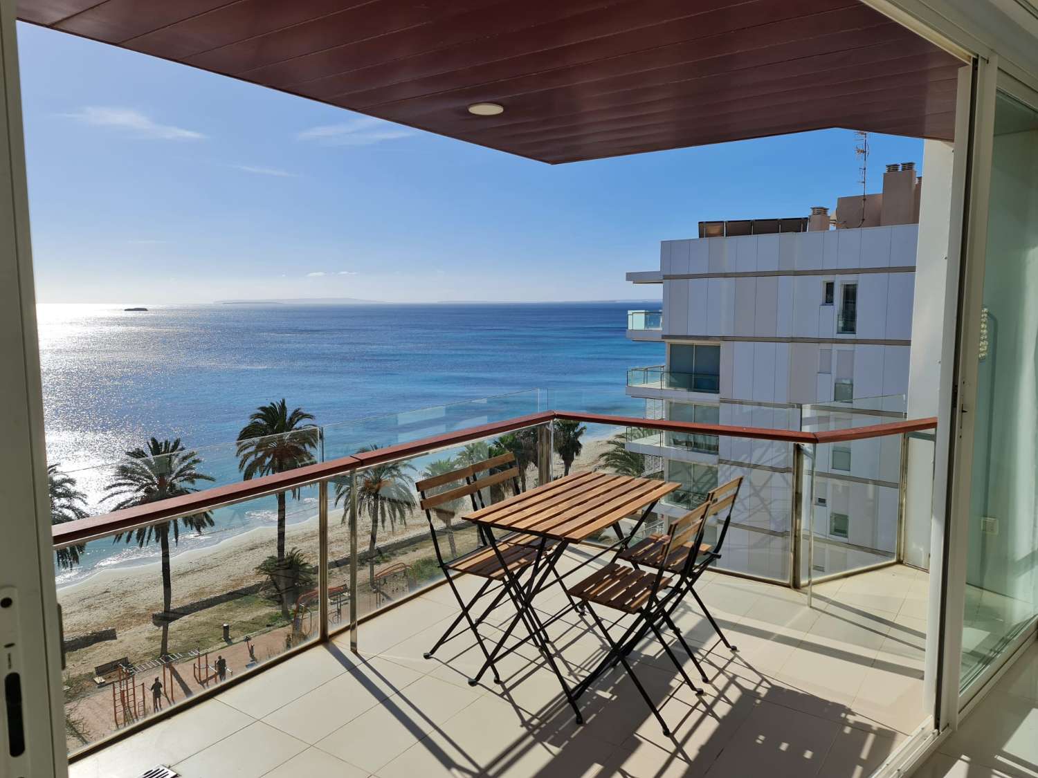 Alquiler de temporada - Fabuloso ático en primera línea de mar en Playa d’en Bossa, Ibiza