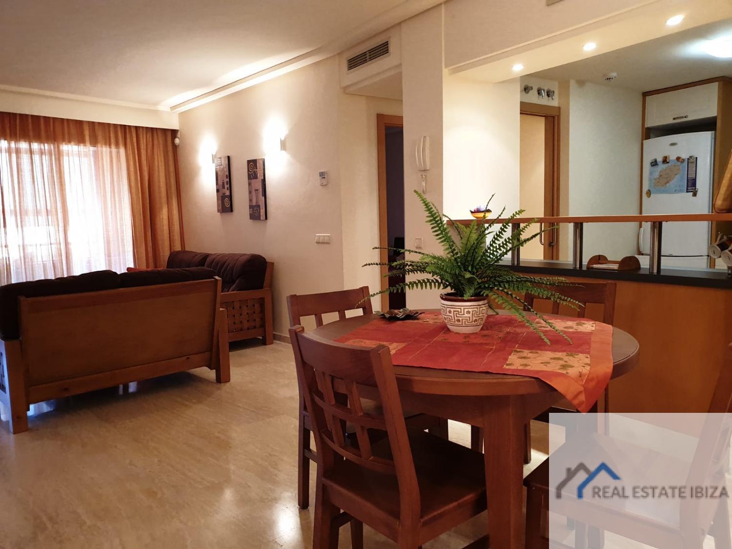 Beautiful and spacious three-bedroom apartment for sale in Roca Llisa