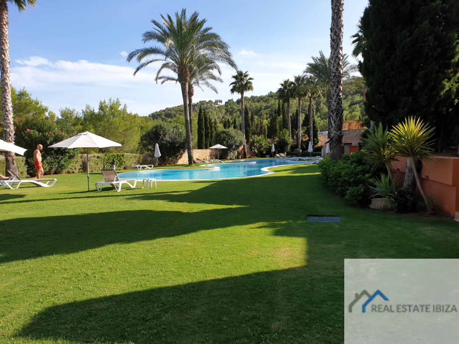 Beautiful and spacious three-bedroom apartment for sale in Roca Llisa