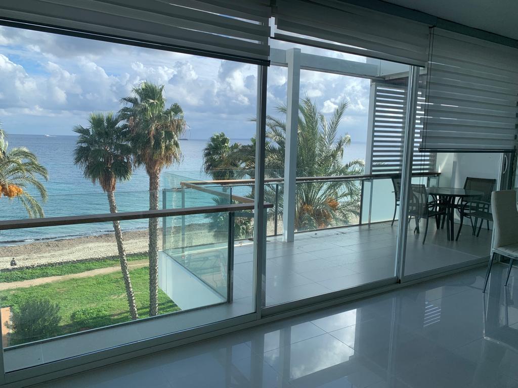 Fantástico apartamento dúplex con vistas frontales al mar, en venta en Playa d'en Bossa, Ibiza