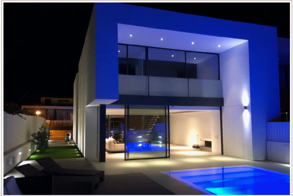Spektakulär lyxvilla nybyggnation med privat pool till salu på Ibiza