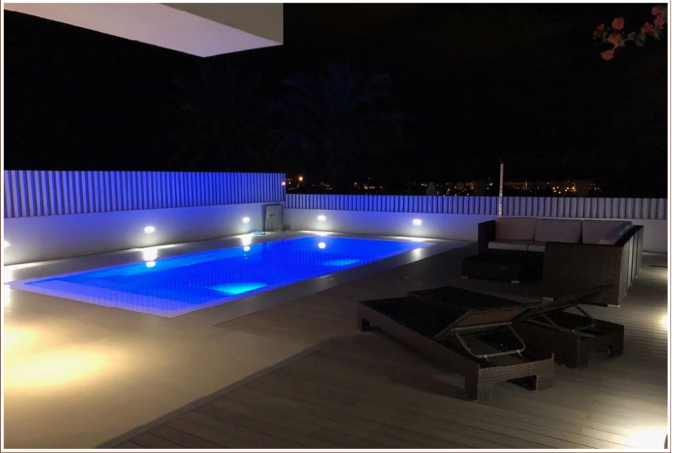 Upea ylellinen huvila uudisrakentamisen uimaaltaalla myytävänä Ibiza