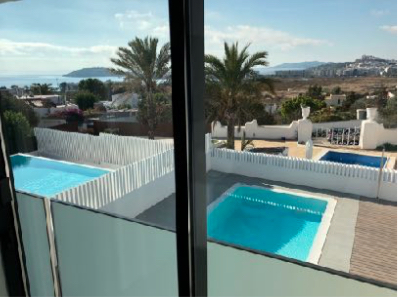 壮观的豪华别墅新建筑与私人游泳池出售在伊维萨